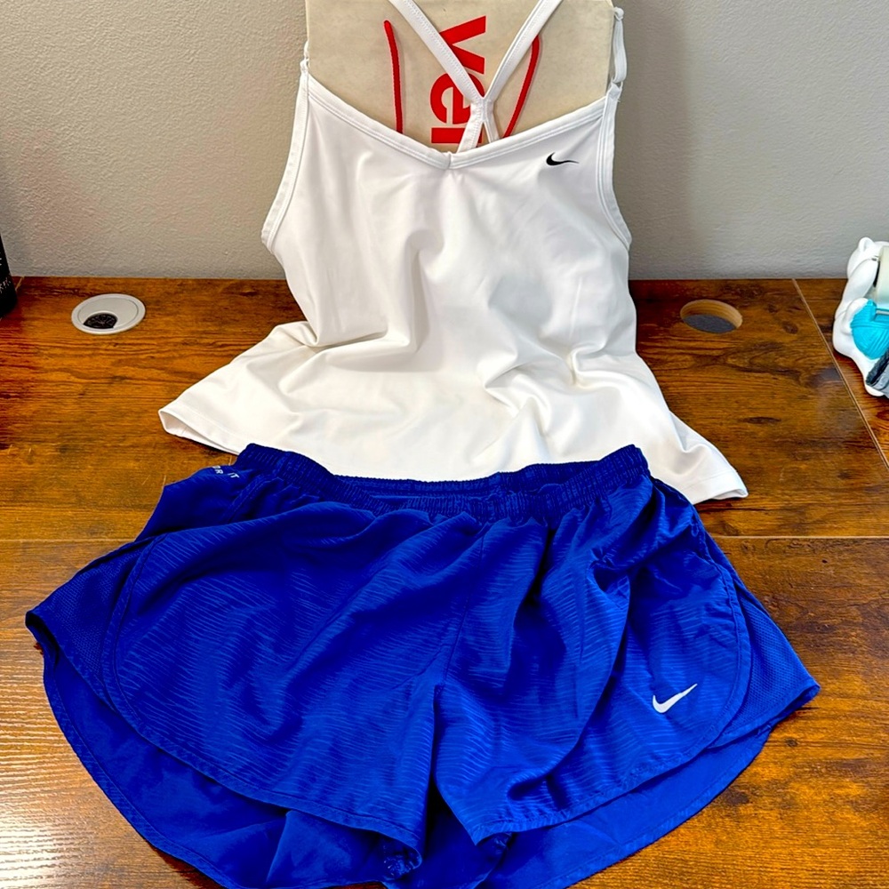 Nike women workout set
Size L